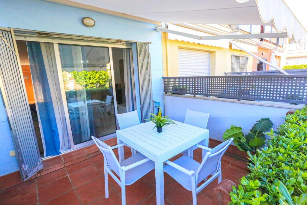 Balkón nebo terasa v ubytování LITORAL COSTA DORADA - TARONGERS 31 Only families