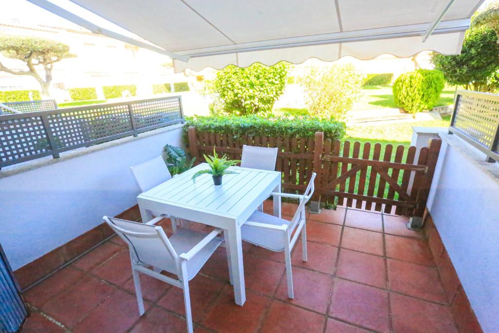 Balkón nebo terasa v ubytování LITORAL COSTA DORADA - TARONGERS 31 Only families