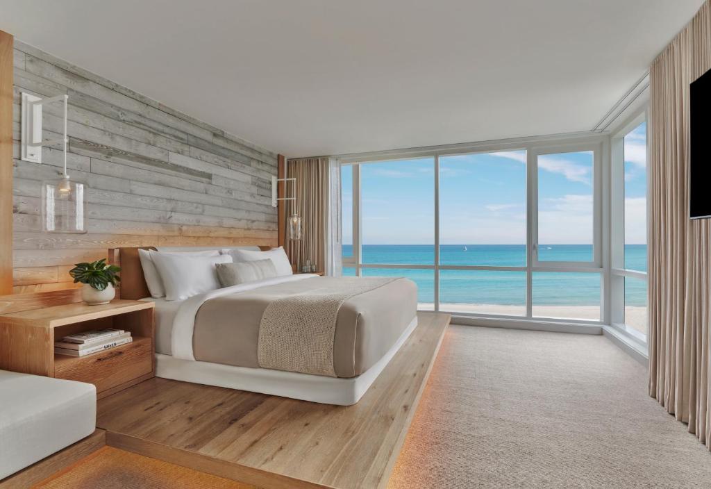 ein Schlafzimmer mit Bett und Blick auf das Meer in der Unterkunft 1 Hotel South Beach in Miami Beach