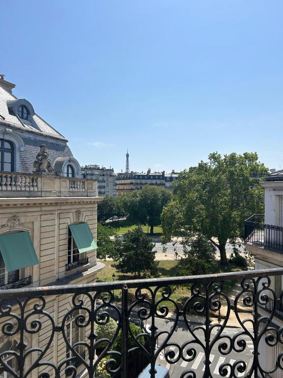 une vue depuis le balcon d'un immeuble dans l'établissement Vue Tour Eiffel et 5 minutes des Champs-Elysees Appartement 2 chambres Paris 16 Etoile, à Paris