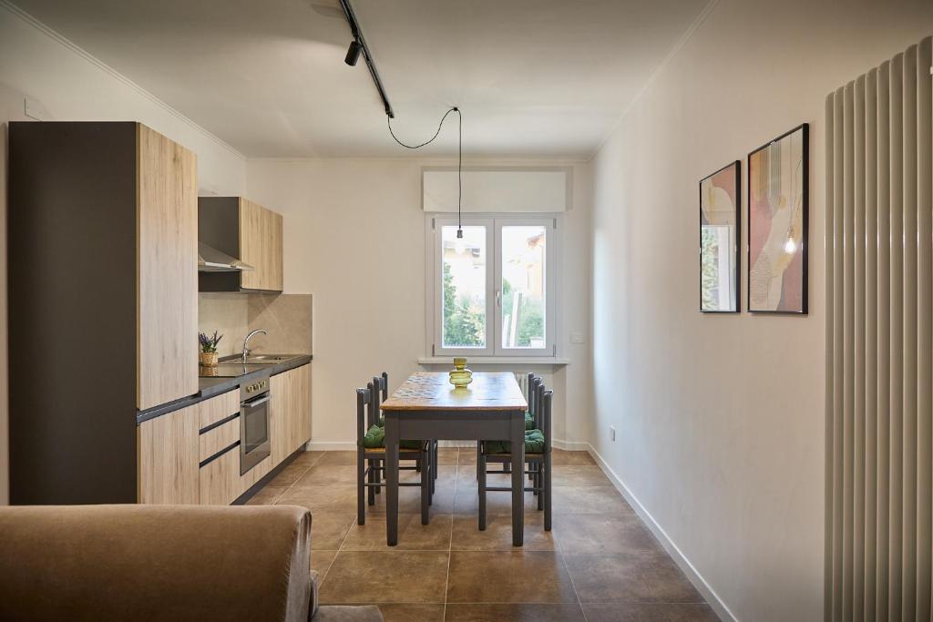 a kitchen and dining room with a table and chairs at MiRa Assisi - Rubino in Bastia Umbra