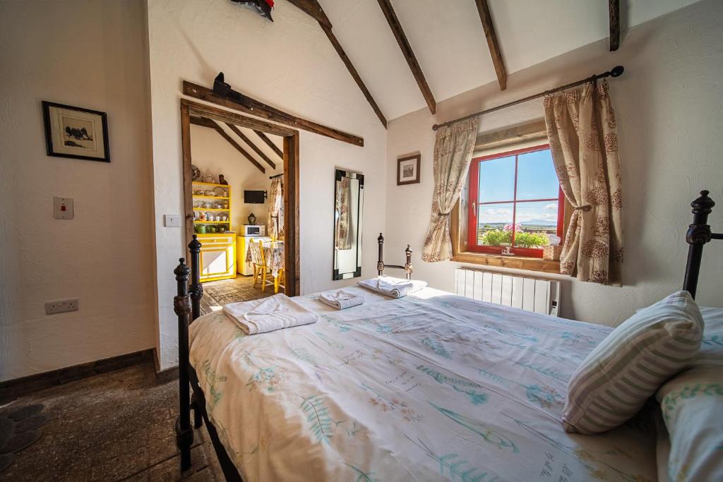 Letto o letti in una camera di Geraghtys Farmyard Pods