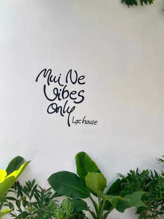 Chứng chỉ, giải thưởng, bảng hiệu hoặc các tài liệu khác trưng bày tại Lac House Mui Ne