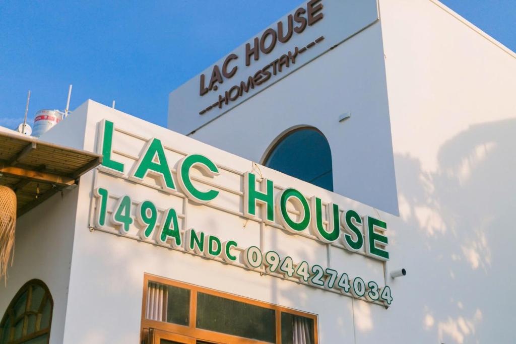 Chứng chỉ, giải thưởng, bảng hiệu hoặc các tài liệu khác trưng bày tại Lac House Mui Ne