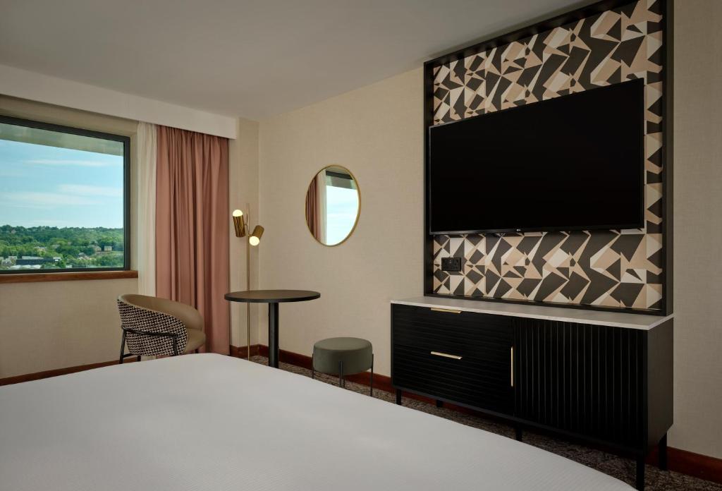Postel nebo postele na pokoji v ubytování Doubletree By Hilton Sheffield City
