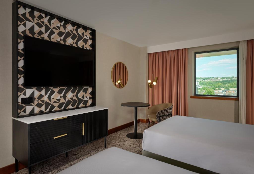 Postel nebo postele na pokoji v ubytování Doubletree By Hilton Sheffield City