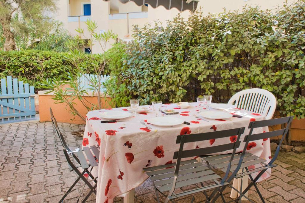 une table avec un chiffon de table rouge dans l'établissement T3 with parking and terrace next to the sea, à Port-Leucate