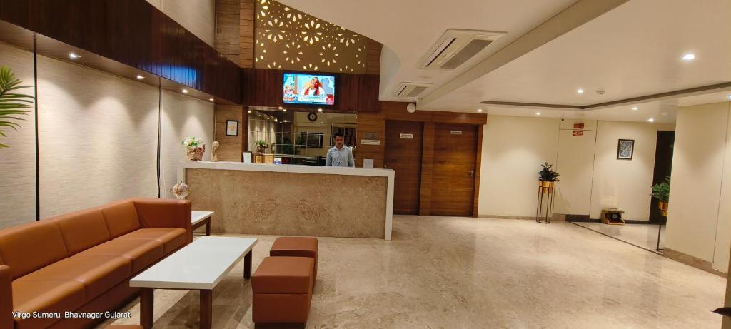 TV a/nebo společenská místnost v ubytování Hotel Virgo Sumeru
