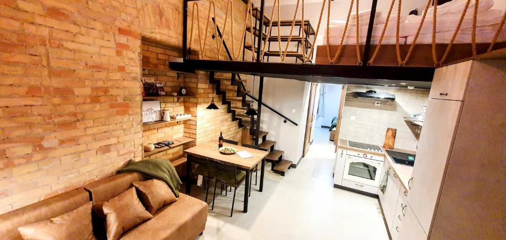 uma sala de estar com um sofá e uma mesa numa cozinha em Ó 38 Luxe Loft em Budapeste