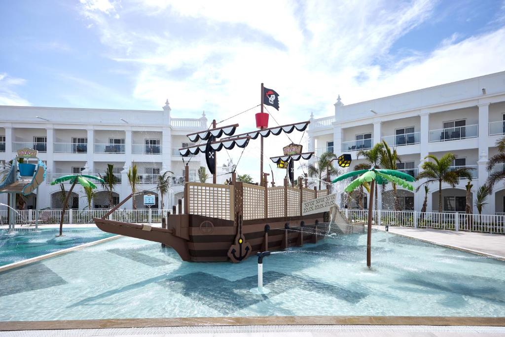Bazén v ubytování Riu Palace Bavaro - All Inclusive nebo v jeho okolí