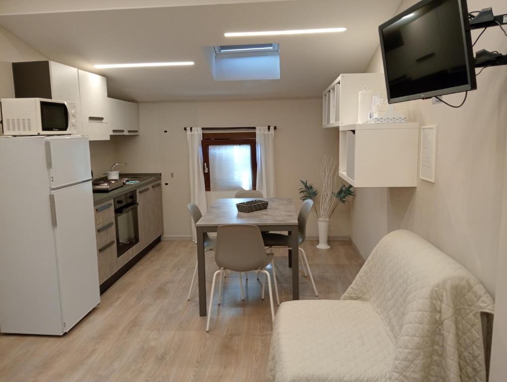 a small kitchen and dining room with a table and chairs at Casa di Irene in Reggio Emilia