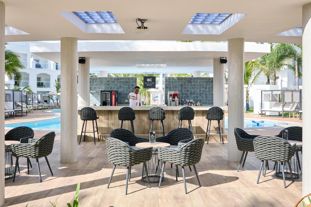 Bazén v ubytování Riu Palace Bavaro - All Inclusive nebo v jeho okolí