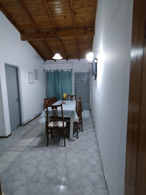 a dining room with a table and chairs at LA CASA DEL MAR in Santa Clara del Mar