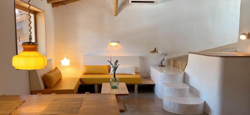 a small room with a bed and a table at Apartamentos GARABATA in Villanueva de la Vera