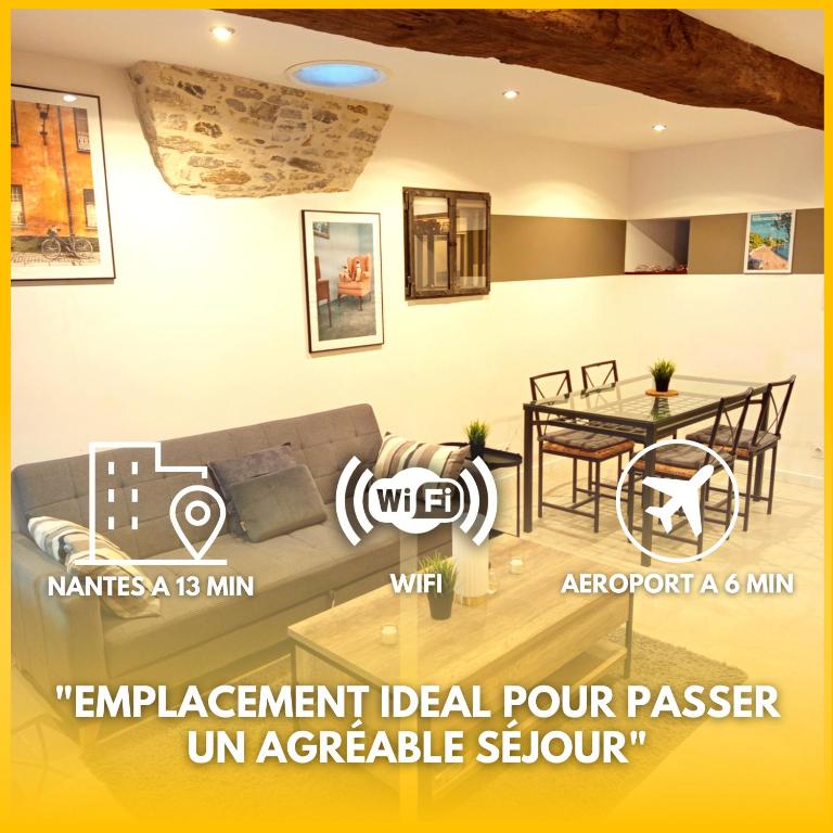 un salon avec un canapé et une table dans l'établissement Escale - Maison - Nantes aéroport, à Bouguenais