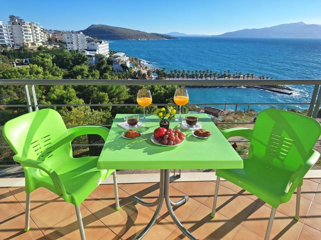 een tafel met een bord eten en glazen wijn bij Słoneczny brzeg in Sarandë