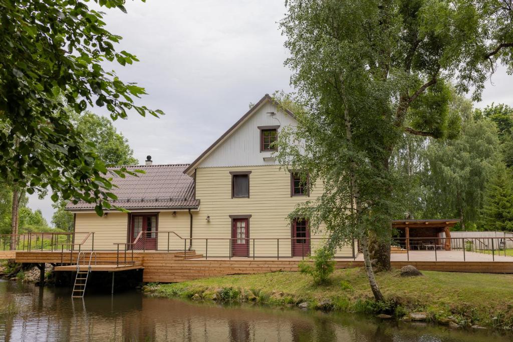 een huis aan de kant van een rivier bij Veskivee Külalistemaja in Umbusi
