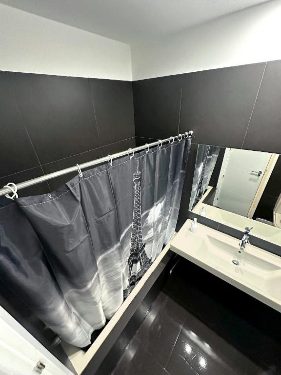 A bed or beds in a room at GRAN VIA -Chueca ROOMS PARKING TPH