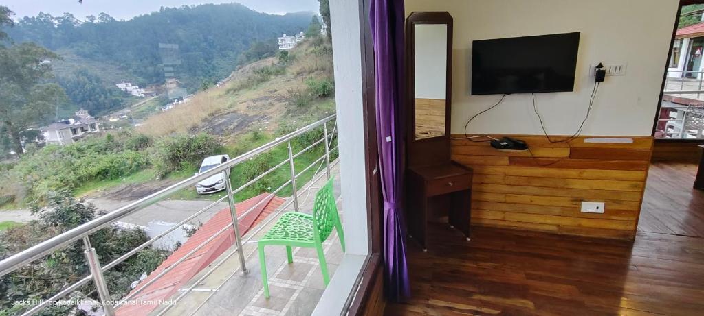 TV a/nebo společenská místnost v ubytování The Jacks Hilltop Kodai