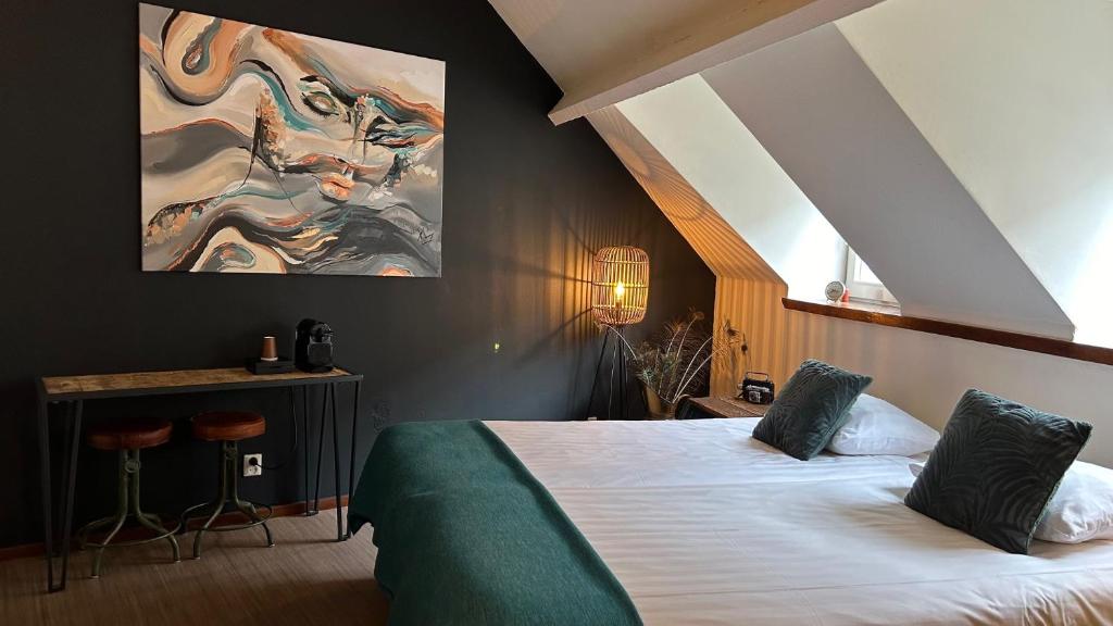 - une chambre avec un lit et une peinture murale dans l'établissement BE41 Boutique Hotel, à Maastricht