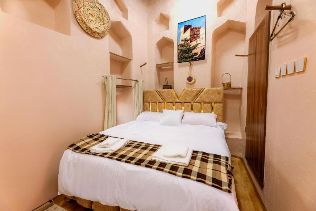 Postel nebo postele na pokoji v ubytování Manazil Inn نزل المنازل