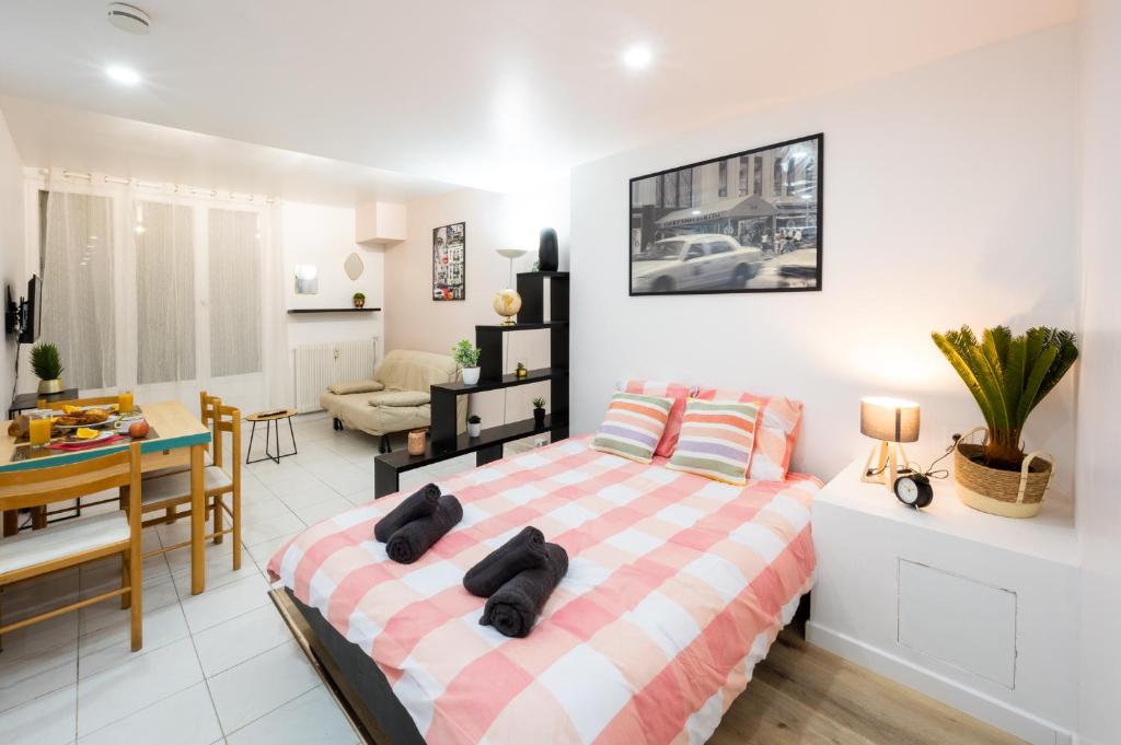 une chambre avec un lit et une salle à manger dans l'établissement City pop, à Évreux