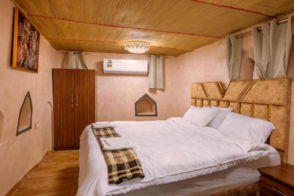 Postel nebo postele na pokoji v ubytování Manazil Inn نزل المنازل