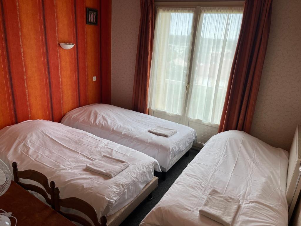 Postel nebo postele na pokoji v ubytování Hôtel Le Lyon Vert Commentry