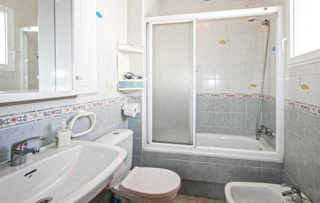 Kúpeľňa v ubytovaní 2 Bedroom Nice Apartment In Torrevieja
