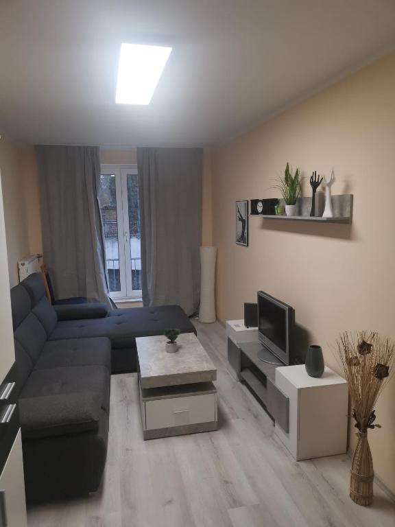 un soggiorno con un divano e una TV di Wohnen in Essen a Essen