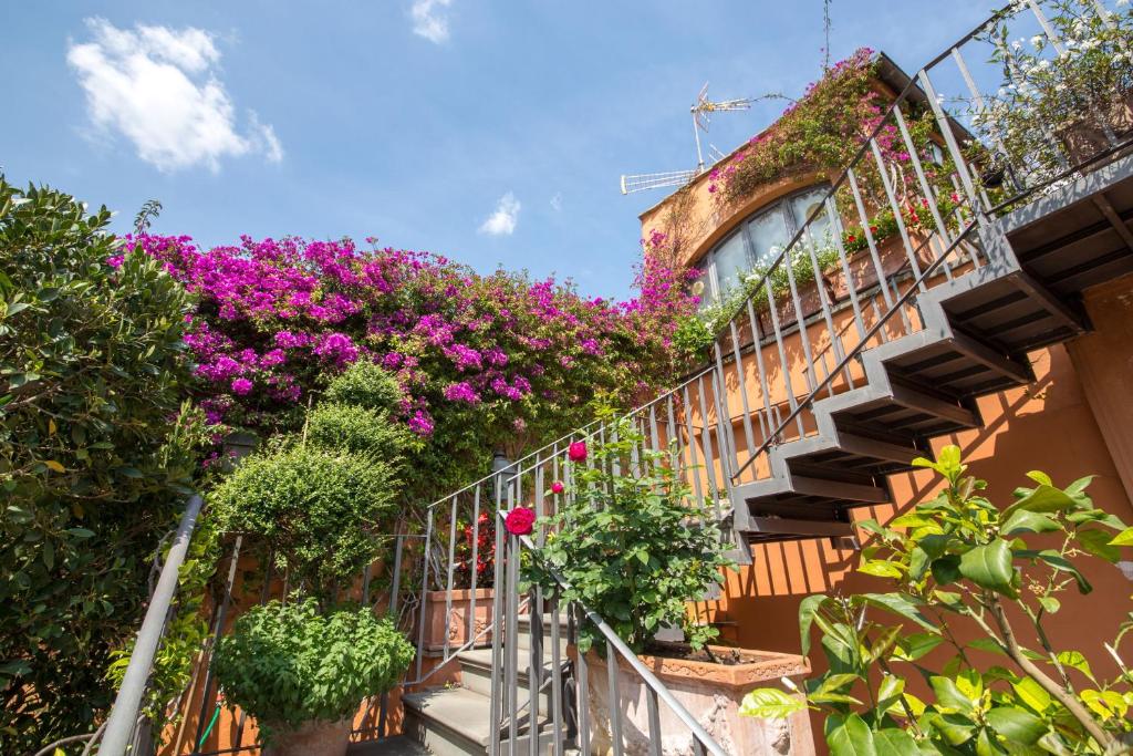 una escalera con flores en el lateral de un edificio en Hotel Mozart, en Roma