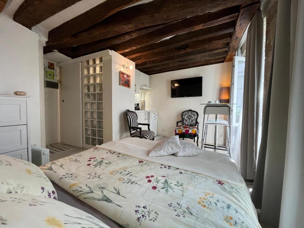 une chambre avec un grand lit dans une pièce dans l'établissement Cosy studio Montorgueil, à Paris