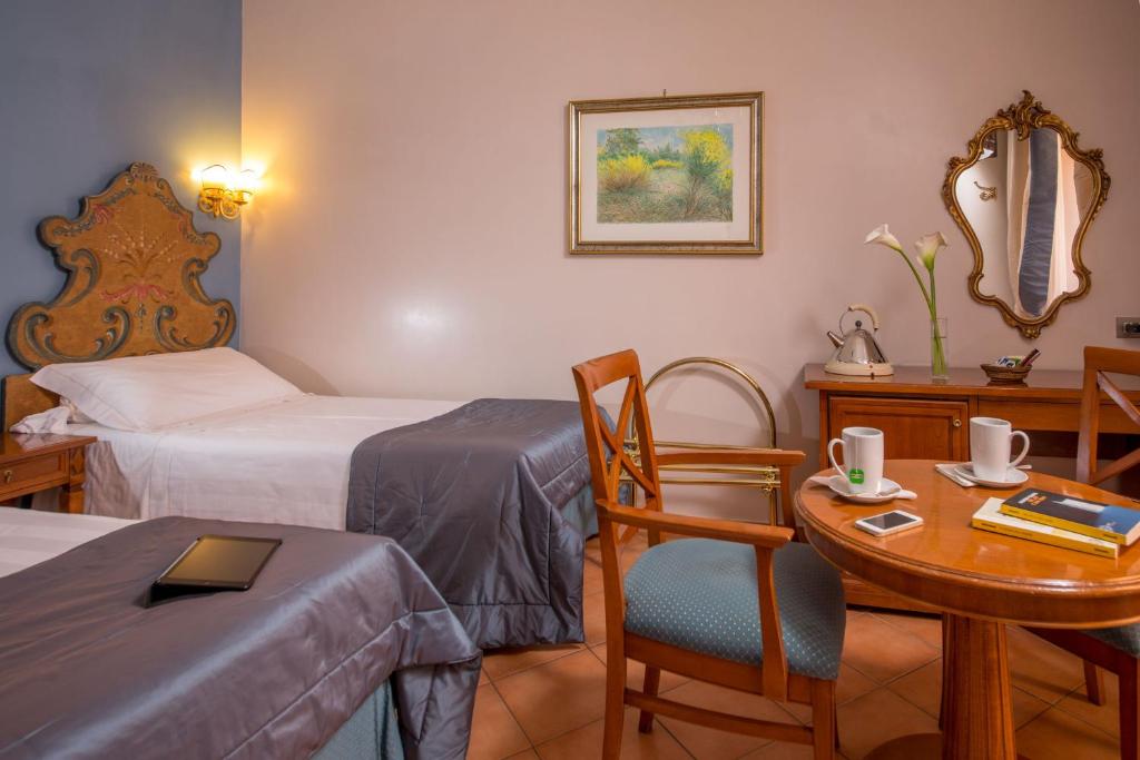 Postel nebo postele na pokoji v ubytování Hotel Mozart