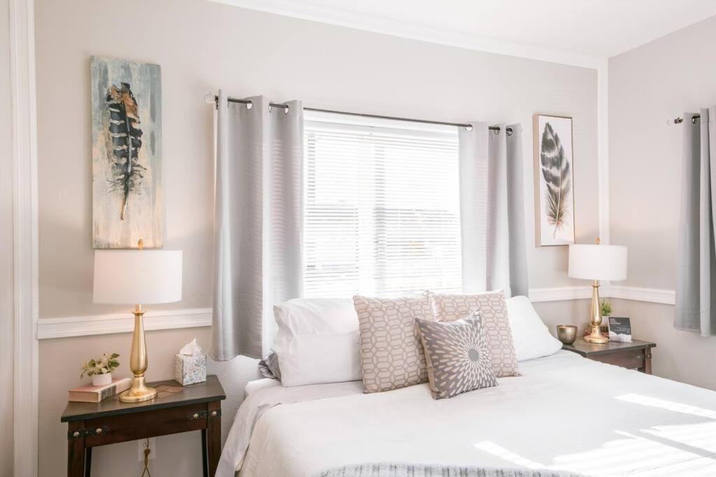 une chambre blanche avec un lit et une fenêtre dans l'établissement Corvallis OSU 3 Bedroom Cheerful Bungalow House, à Corvallis