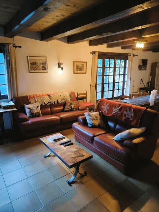 - un salon avec des canapés en cuir et une table basse dans l'établissement Grand et Charmant chalet, à Saint-Martin-Vésubie