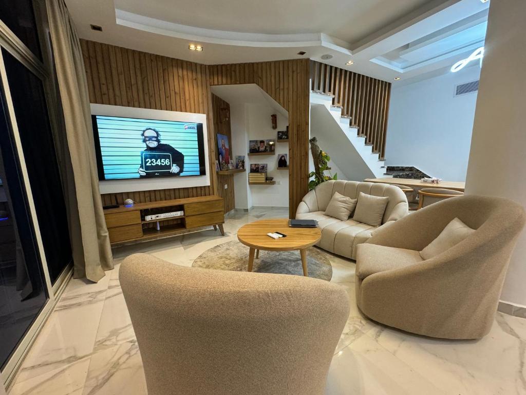 TV a/nebo společenská místnost v ubytování Luxury Smart Home- Villa Duplex