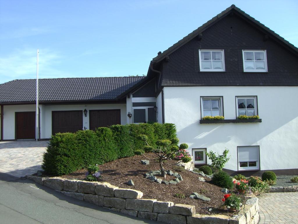 ein Haus mit Garten davor in der Unterkunft Ferienwohnung Astenpanorama in Winterberg