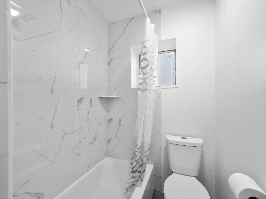 Koupelna v ubytování Bloomfield, Shadyside !C Modern and Cozy Private Bedroom with Shared Bathroom
