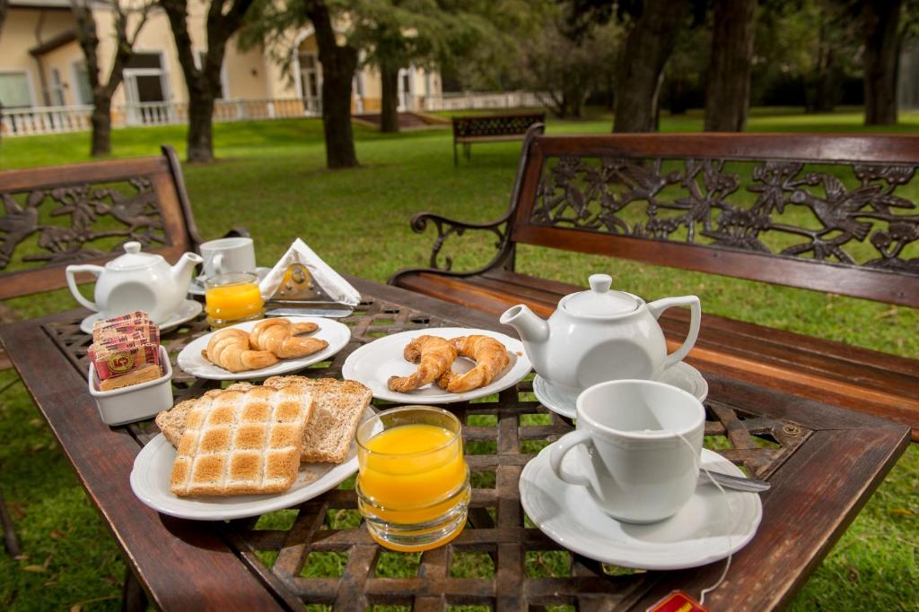 Howard Johnson Pilar Resort Spa & Convention Center