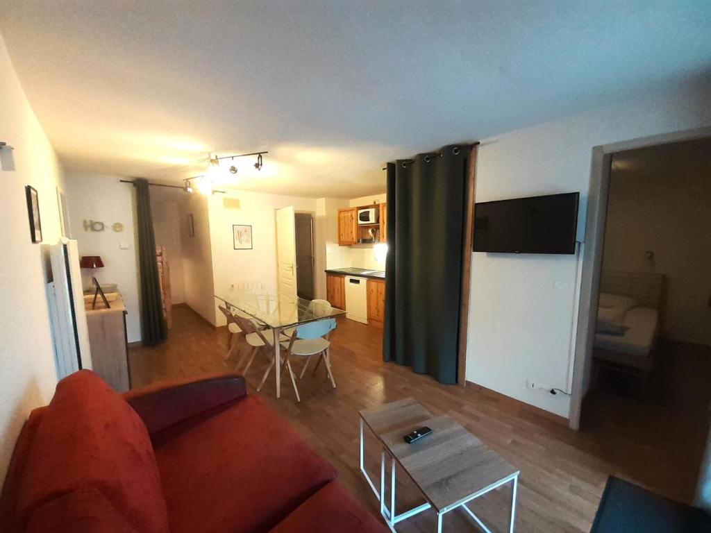 un salon avec un canapé et une table dans l'établissement Chalet Florence - 3 Pièces pour 8 Personnes MAE-6511, à Modane