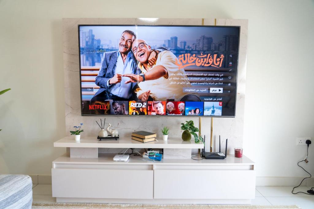 TV a/nebo společenská místnost v ubytování Upscale 2BR apartment with a complete view of the sea on Al Reem Island