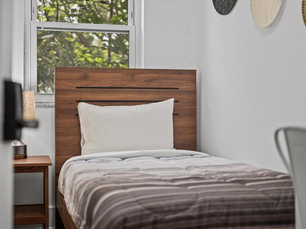 Postel nebo postele na pokoji v ubytování Bloomfield, Shadyside !C Modern and Cozy Private Bedroom with Shared Bathroom