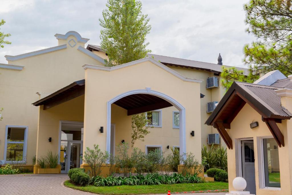 Howard Johnson Pilar Resort Spa & Convention Center