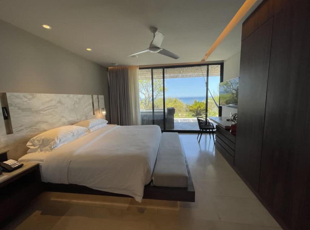 サン・ホセ・デル・カボにある2BD Oceanfront Presidential Suite Solaz Caboの大きなベッドと大きな窓のある寝室