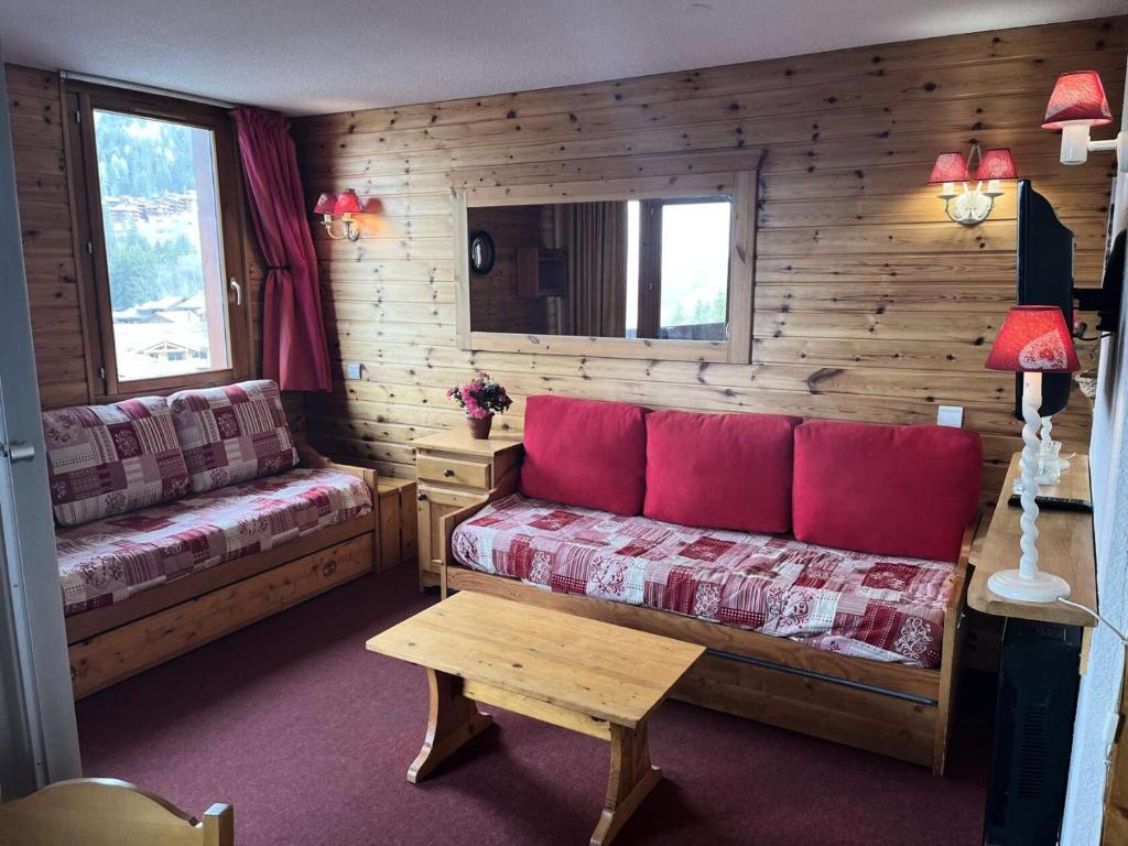 un salon avec un canapé et une table dans l'établissement Résidence Clairiere - La Clairière 27 - Spacieux et confortable duplex, classé 3 étoiles MAE-4854, à Valmorel