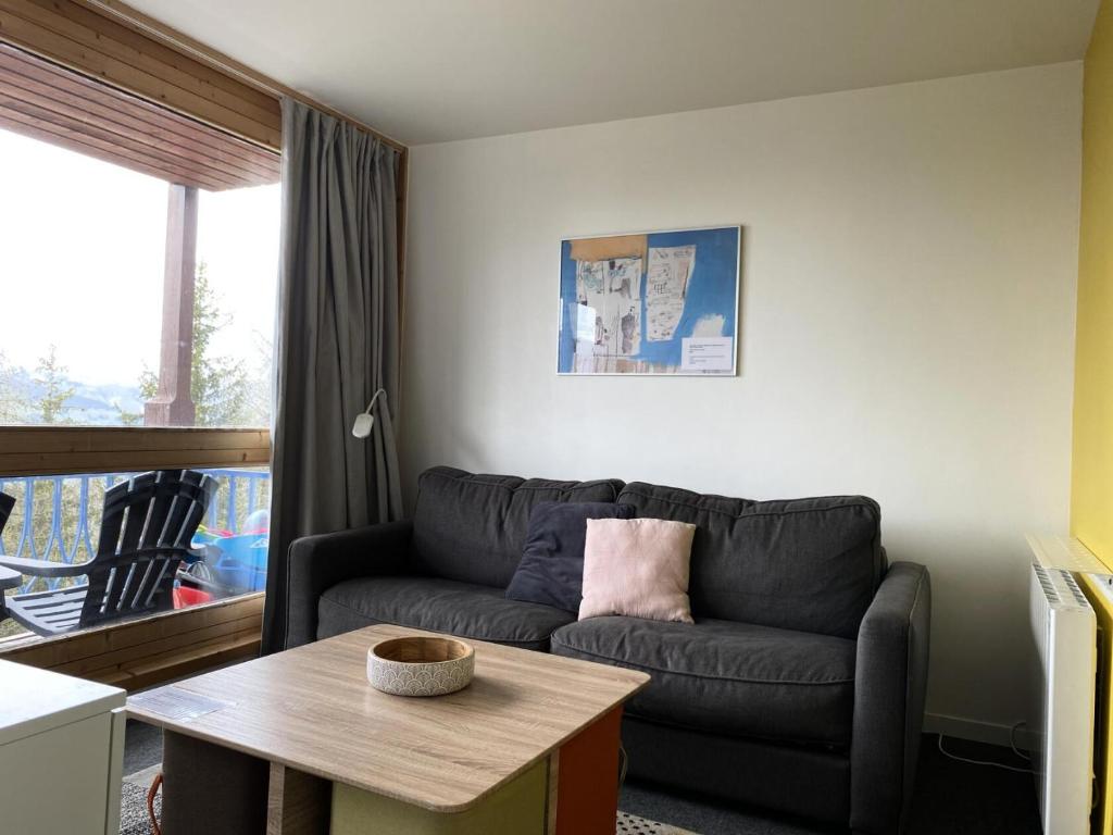 un salon avec un canapé et une table dans l'établissement Résidence Thuria - Spacieux 3 pièces 7/8 personnes MAE-4644, à Arc 1800