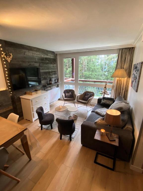 un salon avec un canapé, des chaises et une table dans l'établissement Résidence Thuria - Spacieux appartement rénové 8 personnes MAE-4694, à Arc 1800