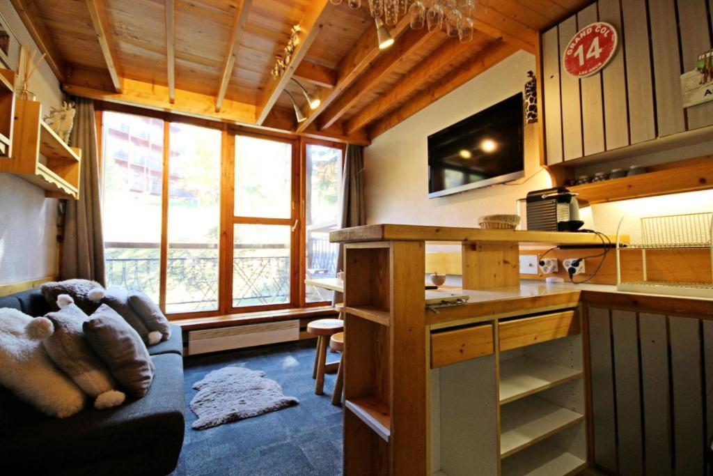 Cette chambre dispose d'une cuisine avec un canapé et une table. dans l'établissement Résidence Alliet - Agréable duplex 6 personnes au calme MAE-4884, à Arc 1800