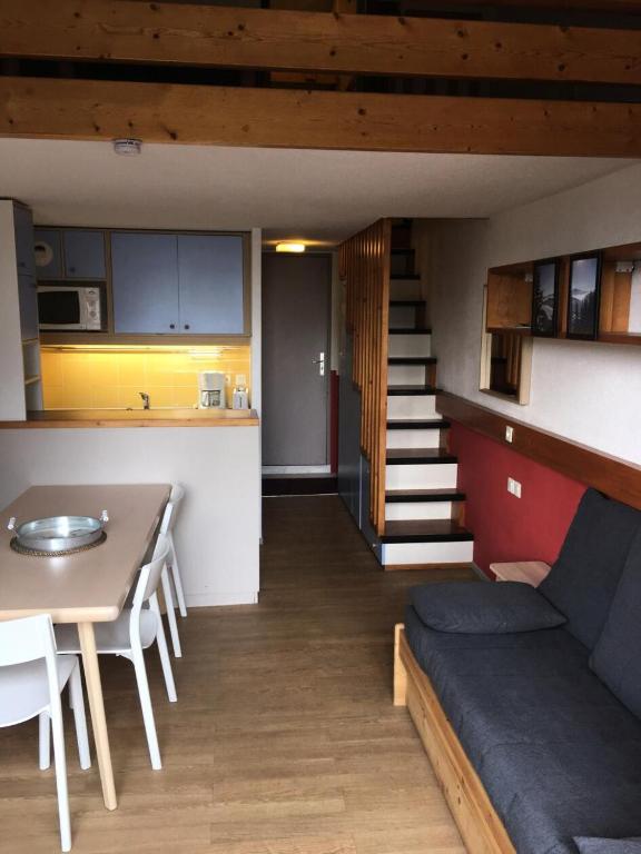 un salon et une cuisine avec un canapé et une table dans l'établissement Résidence Aiguille Grive 3 - Duplex mezaanine 6 personnes au calme MAE-5114, à Arc 1800