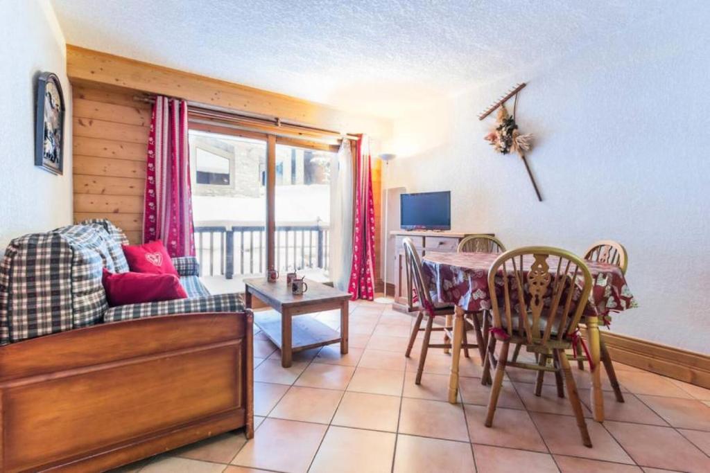 un salon avec un canapé, une table et des chaises dans l'établissement Résidence Alpages Du Chantel - Appartement 3 pièces 6 personnes MAE-4924, à Arc 1800